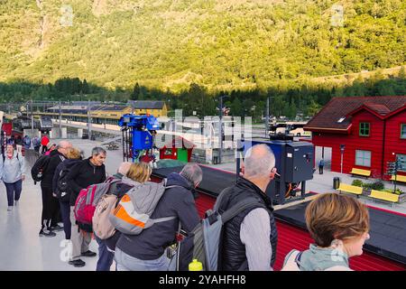 7 septembre, 2024 Flam, Norvège touristes embarquant sur l'emblématique ÒFuture du bateau de croisière FjordsÓ amarré le long de la gare de Flam nichée U. Banque D'Images