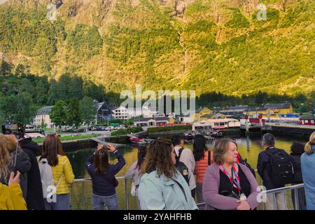 7 septembre, 2024 Flam, Norvège les touristes regardent vers la ville de Flam, nichée sous les montagnes Brekkefossen, depuis le pont supérieur de l'emblématique ÒFuture Banque D'Images