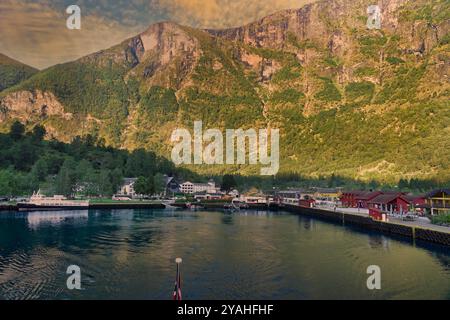 7 septembre, 2024 Flam, Norvège Flam ville nichée sous les montagnes Brekkefossen, vue depuis le pont supérieur de l'emblématique ÒFuture des Fjords Banque D'Images