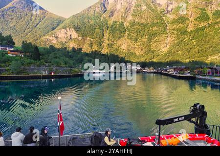 7 septembre, 2024 Flam, Norvège les touristes regardent vers la ville de Flam, nichée sous les montagnes Brekkefossen, depuis le pont supérieur de l'emblématique ÒFuture Banque D'Images