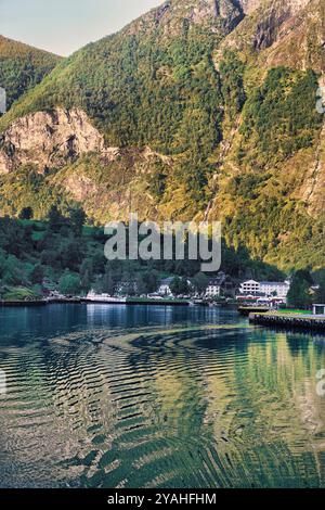 7 septembre, 2024 Flam, Norvège Flam ville nichée sous les montagnes Brekkefossen, vue depuis le pont supérieur de l'emblématique ÒFuture des Fjords Banque D'Images