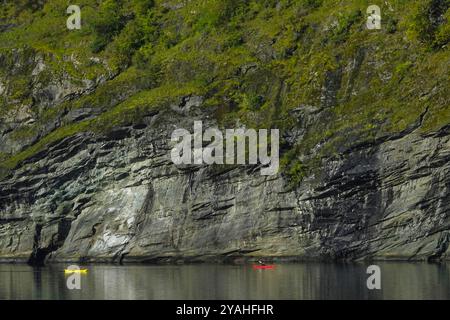 7 septembre, 2024 Flam, Norvège kayakistes, pagayez sur l'Aurlandsfjord sous les falaises verticales des montagnes environnantes Banque D'Images