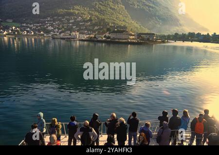 7 septembre, 2024 Flam, Norvège les touristes assombrissent leurs yeux du fort soleil matinal regardant vers le canton d'Aurlands, niché sur l'Aur Banque D'Images