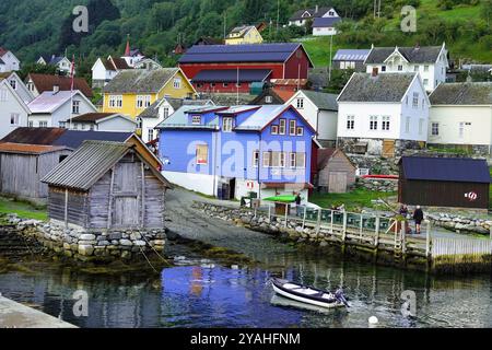 7 septembre, 2024 Flam, Norvège vue du village coloré d'Undredal sous des nuages matinaux spectaculaires sur l'Aurlandsfjord vu de la partie supérieure Banque D'Images