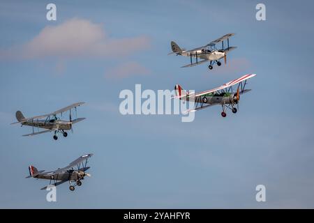 Blackburn B2 'G-AEBJ', Hawker Tomtit 'K1786', de Havilland DH60X Moth 'G-EBWD' et Avro Tutor 'K3241', Old Warden Airfield, Biggleswade, Bedfordshire, Banque D'Images