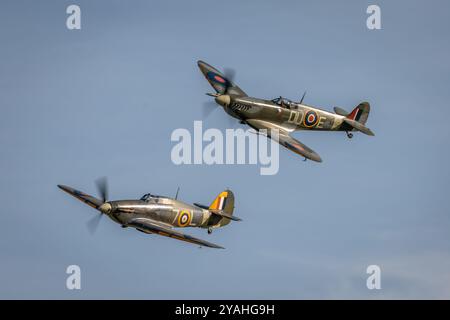 Hawker Sea Hurricane Mk Ib 'Z7015' et Supermarine Spitfire Mk. VC 'AR501', Old Warden Airfield, Biggleswade, Bedfordshire, Angleterre, ROYAUME-UNI Banque D'Images