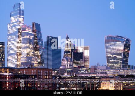 Gratte-ciel du quartier financier de Londres illuminés au crépuscule Banque D'Images