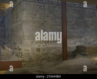 Alcázar de Tolède. Aqueduc mudéjar. À la base de la tour de l'époque Trastamara, il y a les restes d'un canal d'eau, menant de l'intérieur de l'escarpe du Alcázar, avant sa construction à la fin du XIVe siècle. Le long du canal se trouvait une structure de maçonnerie et de briques construite autour du XIIIe siècle. Cette construction faisait partie d'un aqueduc mudéjar, qui n'a pas été conservé, composé de huit pilastres quadrangulaires en briques. Musée de l'armée. Tolède, Espagne. Banque D'Images