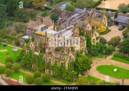 Parnham House, Beaminster, Dorset, Royaume-Uni. 14 octobre 2024. Vue aérienne de l'incendie ravagé et en partie ruiné et en partie envahi par la végétation de grade 1 répertorié au XVIe siècle Elizabethan Parnham House près de Beaminster dans le Dorset qui a été détruit par un incendie lors d'un incendie criminel le 15 avril 2017. Il est actuellement en cours de restauration complète par l'actuel propriétaire James Perkins qui l'a acheté en 2020. La propriété appartenait au moment de l'incendie à feu Michael Treichl, qui a été interrogé par la police au sujet de son implication dans l'incendie. Crédit photo : Graham Hunt/Alamy Live News Banque D'Images
