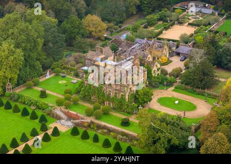Parnham House, Beaminster, Dorset, Royaume-Uni. 14 octobre 2024. Vue aérienne de l'incendie ravagé et en partie ruiné et en partie envahi par la végétation de grade 1 répertorié au XVIe siècle Elizabethan Parnham House près de Beaminster dans le Dorset qui a été détruit par un incendie lors d'un incendie criminel le 15 avril 2017. Il est actuellement en cours de restauration complète par l'actuel propriétaire James Perkins qui l'a acheté en 2020. La propriété appartenait au moment de l'incendie à feu Michael Treichl, qui a été interrogé par la police au sujet de son implication dans l'incendie. Crédit photo : Graham Hunt/Alamy Live News Banque D'Images