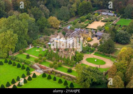 Parnham House, Beaminster, Dorset, Royaume-Uni. 14 octobre 2024. Vue aérienne de l'incendie ravagé et en partie ruiné et en partie envahi par la végétation de grade 1 répertorié au XVIe siècle Elizabethan Parnham House près de Beaminster dans le Dorset qui a été détruit par un incendie lors d'un incendie criminel le 15 avril 2017. Il est actuellement en cours de restauration complète par l'actuel propriétaire James Perkins qui l'a acheté en 2020. La propriété appartenait au moment de l'incendie à feu Michael Treichl, qui a été interrogé par la police au sujet de son implication dans l'incendie. Crédit photo : Graham Hunt/Alamy Live News Banque D'Images