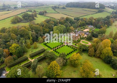 Parnham House, Beaminster, Dorset, Royaume-Uni. 14 octobre 2024. Vue aérienne de l'incendie ravagé et en partie ruiné et en partie envahi par la végétation de grade 1 répertorié au XVIe siècle Elizabethan Parnham House près de Beaminster dans le Dorset qui a été détruit par un incendie lors d'un incendie criminel le 15 avril 2017. Il est actuellement en cours de restauration complète par l'actuel propriétaire James Perkins qui l'a acheté en 2020. La propriété appartenait au moment de l'incendie à feu Michael Treichl, qui a été interrogé par la police au sujet de son implication dans l'incendie. Crédit photo : Graham Hunt/Alamy Live News Banque D'Images