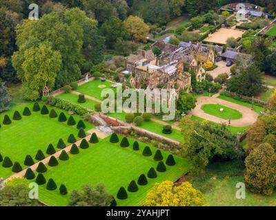 Parnham House, Beaminster, Dorset, Royaume-Uni. 14 octobre 2024. Vue aérienne de l'incendie ravagé et en partie ruiné et en partie envahi par la végétation de grade 1 répertorié au XVIe siècle Elizabethan Parnham House près de Beaminster dans le Dorset qui a été détruit par un incendie lors d'un incendie criminel le 15 avril 2017. Il est actuellement en cours de restauration complète par l'actuel propriétaire James Perkins qui l'a acheté en 2020. La propriété appartenait au moment de l'incendie à feu Michael Treichl, qui a été interrogé par la police au sujet de son implication dans l'incendie. Crédit photo : Graham Hunt/Alamy Live News Banque D'Images