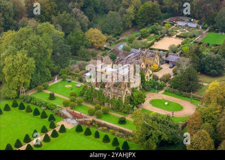 Parnham House, Beaminster, Dorset, Royaume-Uni. 14 octobre 2024. Vue aérienne de l'incendie ravagé et en partie ruiné et en partie envahi par la végétation de grade 1 répertorié au XVIe siècle Elizabethan Parnham House près de Beaminster dans le Dorset qui a été détruit par un incendie lors d'un incendie criminel le 15 avril 2017. Il est actuellement en cours de restauration complète par l'actuel propriétaire James Perkins qui l'a acheté en 2020. La propriété appartenait au moment de l'incendie à feu Michael Treichl, qui a été interrogé par la police au sujet de son implication dans l'incendie. Crédit photo : Graham Hunt/Alamy Live News Banque D'Images