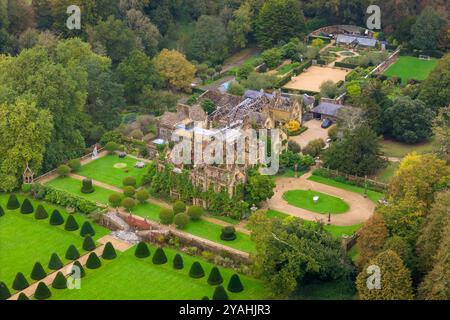 Parnham House, Beaminster, Dorset, Royaume-Uni. 14 octobre 2024. Vue aérienne de l'incendie ravagé et en partie ruiné et en partie envahi par la végétation de grade 1 répertorié au XVIe siècle Elizabethan Parnham House près de Beaminster dans le Dorset qui a été détruit par un incendie lors d'un incendie criminel le 15 avril 2017. Il est actuellement en cours de restauration complète par l'actuel propriétaire James Perkins qui l'a acheté en 2020. La propriété appartenait au moment de l'incendie à feu Michael Treichl, qui a été interrogé par la police au sujet de son implication dans l'incendie. Crédit photo : Graham Hunt/Alamy Live News Banque D'Images