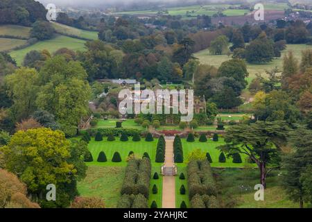 Parnham House, Beaminster, Dorset, Royaume-Uni. 14 octobre 2024. Vue aérienne de l'incendie ravagé et en partie ruiné et en partie envahi par la végétation de grade 1 répertorié au XVIe siècle Elizabethan Parnham House près de Beaminster dans le Dorset qui a été détruit par un incendie lors d'un incendie criminel le 15 avril 2017. Il est actuellement en cours de restauration complète par l'actuel propriétaire James Perkins qui l'a acheté en 2020. La propriété appartenait au moment de l'incendie à feu Michael Treichl, qui a été interrogé par la police au sujet de son implication dans l'incendie. Crédit photo : Graham Hunt/Alamy Live News Banque D'Images