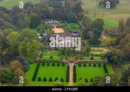Parnham House, Beaminster, Dorset, Royaume-Uni. 14 octobre 2024. Vue aérienne de l'incendie ravagé et en partie ruiné et en partie envahi par la végétation de grade 1 répertorié au XVIe siècle Elizabethan Parnham House près de Beaminster dans le Dorset qui a été détruit par un incendie lors d'un incendie criminel le 15 avril 2017. Il est actuellement en cours de restauration complète par l'actuel propriétaire James Perkins qui l'a acheté en 2020. La propriété appartenait au moment de l'incendie à feu Michael Treichl, qui a été interrogé par la police au sujet de son implication dans l'incendie. Crédit photo : Graham Hunt/Alamy Live News Banque D'Images