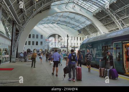 7 septembre, 2024 Bergen, Norvège passagers arrivant à la gare de Bergen Banque D'Images