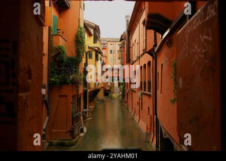 Vue pittoresque de la célèbre fenêtre sur le Canale delle Moline dans la via Piella à Bologne.10 juin 2024 Bologne, Italie Banque D'Images