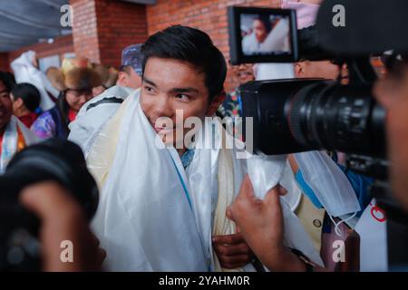 Katmandou, Népal. 14 octobre 2024. Nima Rinji Sherpa, 18 ans, la plus jeune personne à avoir culminé les 14 plus hauts sommets du monde au-dessus de 8000m, marche à son arrivée à l'aéroport international de Tribhuvan. Nima Rinji Sherpa est entré dans l'histoire en surpassant le record du monde de 2019 de son oncle à l'âge de 30 ans, devenant la plus jeune personne à atteindre les 14 plus hauts sommets du monde alors qu'elle était encore adolescente. Crédit : SOPA images Limited/Alamy Live News Banque D'Images