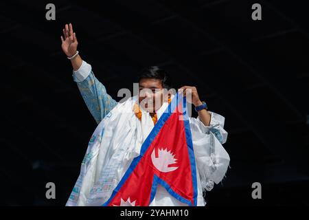 Katmandou, Népal. 14 octobre 2024. Nima Rinji Sherpa, 18 ans et la plus jeune personne à avoir culminé les 14 plus hauts sommets du monde au-dessus de 8 000 mètres, gestes à son arrivée à l'aéroport international de Tribhuvan. Nima Rinji Sherpa est entré dans l'histoire en surpassant le record du monde de 2019 de son oncle à l'âge de 30 ans, devenant la plus jeune personne à atteindre les 14 plus hauts sommets du monde alors qu'elle était encore adolescente. Crédit : SOPA images Limited/Alamy Live News Banque D'Images