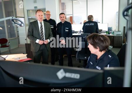 Hambourg, Allemagne. 14 octobre 2024. Andy Grote (SPD, gauche-droite), sénateur pour l'intérieur et les sports à Hambourg, visite le centre de contrôle de la circulation modernisé au siège de la police avec Enno Treumann, chef de la direction de la circulation de la police de Hambourg, et Jan Krolzig, chef du centre de contrôle de la circulation. Crédit : Jonas Walzberg/dpa/Alamy Live News Banque D'Images