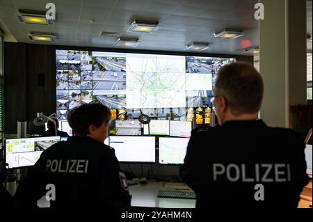 Hambourg, Allemagne. 14 octobre 2024. Des policiers se tiennent dans le centre de contrôle de la circulation modernisé au siège de la police lors d'une visite du sénateur de l'intérieur de Hambourg Grote. Crédit : Jonas Walzberg/dpa/Alamy Live News Banque D'Images