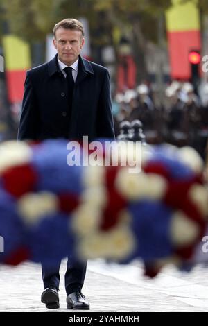 Paris, France. 14 octobre 2024. Le président français Emmanuel Macron assiste à une cérémonie au Tombeau du soldat inconnu lors d’une cérémonie à l’Arc de Triomphe à Paris le 14 octobre 2024. Philippe, roi des Belges, et son épouse la reine Mathilde sont en visite d’Etat en France à l’invitation du président Emmanuel Macron, pour célébrer les liens culturels franco-belges et les points de vue partagés sur les questions européennes. Photo de Stéphane Lemouton/Pool/ABACAPRESS. COM Credit : Abaca Press/Alamy Live News Banque D'Images