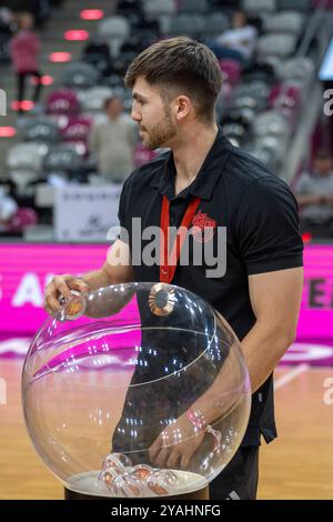 13.10.2024, Basketball : BBL Pokal, saison 2024/2025, Achtelfinale, Telekom Baskets Bonn - FC Bayern München Basketball im Telekom Dome in Bonn. Thomas Reier (Team Deutschland, Rollstuhlbasketball baller) BEI der Ziehung der Kugeln fuer das Viertelfinale des BBL Pokals. Foto : Kirchner-Media/TH Banque D'Images