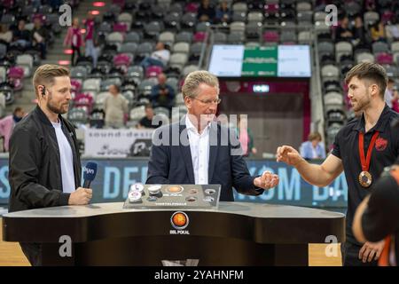 13.10.2024, Basketball : BBL Pokal, saison 2024/2025, Achtelfinale, Telekom Baskets Bonn - FC Bayern München Basketball im Telekom Dome in Bonn. Sebastian Meichsner (DYN, Moderator Basketball), Dr. Stefan Holz (BBL, Geschaeftsfuhrer) et Thomas Reier (Team Deutschland, Rollstuhlbasketball baller) BEI der Auslosung des Viertelfinales. Foto : Kirchner-Media/TH Banque D'Images