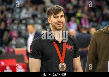 13.10.2024, Basketball : BBL Pokal, saison 2024/2025, Achtelfinale, Telekom Baskets Bonn - FC Bayern München Basketball im Telekom Dome in Bonn. Thomas Reier (Team Deutschland, Rollstuhlbasketball baller) mit seiner Bronzemedaille ist fuer die Ziehung der Viertelfinalpaarungen verantwortlich. Foto : Kirchner-Media/TH Banque D'Images