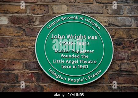 Plaque commémorative de John Wright (maître marionnettiste), fondateur du Little Angel Theatre, Islington, North London, Angleterre, Royaume-Uni. Banque D'Images