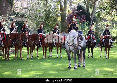 Paris, France. 14 octobre 2024. Couple royal belge à l'Hôtel Matignon lors de leur visite d'État à Paris, France le 14 octobre 2024. Photo Raphael Lafargue/ABACAPRESS. COM Credit : Abaca Press/Alamy Live News Banque D'Images