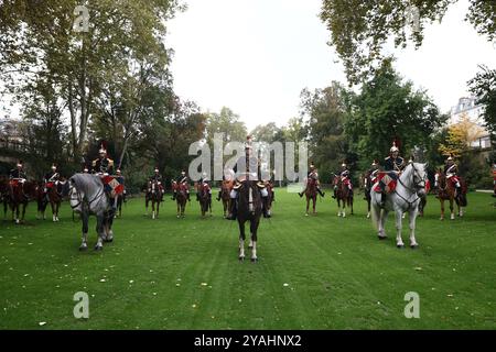 Paris, France. 14 octobre 2024. Couple royal belge à l'Hôtel Matignon lors de leur visite d'État à Paris, France le 14 octobre 2024. Photo Raphael Lafargue/ABACAPRESS. COM Credit : Abaca Press/Alamy Live News Banque D'Images