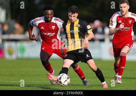 Callum Stewart (C) en action lors du match de Vanarama National League North entre Leamington FC et Scarborough Athletic Banque D'Images