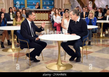 Roma, Latium. 14 octobre 2024. Tiberio Timperi, Rupert Everett lors de l'émission de télévision I fatti Vostri. Rome (Italie), 14 octobre 2024 crédit : massimo insabato/Alamy Live News Banque D'Images