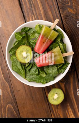 Glace aux fruits sur un bâton de pastèque et kiwi Banque D'Images