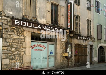 28.06.2024, France, Hautes-Alpes, Provence-Alpes-Côte d'Azur, Veynes - boulangerie et pâtisserie fermée en permanence dans la vieille ville du village dans le Banque D'Images