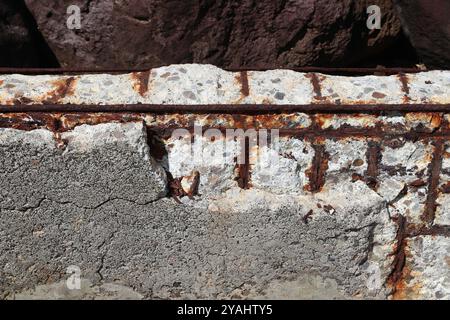 Dégâts d'écaillage dans le béton armé dans des conditions d'air salin humide en bord de mer. Problème des Caraïbes et de la Floride: Dégâts de béton rouillé. Banque D'Images