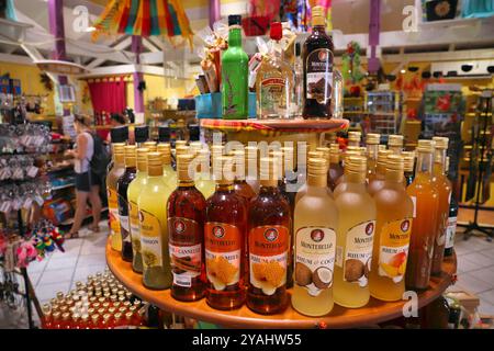 GUADELOUPE, FRANCE - 2 DÉCEMBRE 2019 : boutique de cadeaux touristique avec rhum aromatisé à la noix de coco et au miel à Deshaies, Guadeloupe. Destination Caraïbes Guadeloupe Banque D'Images