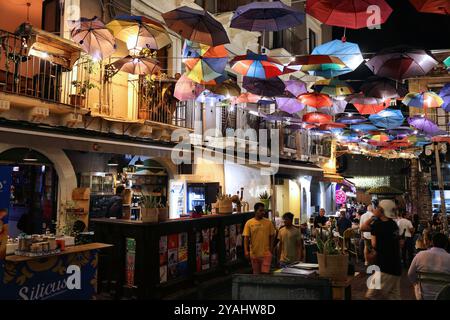 CATANE, ITALIE - 5 AOÛT 2024 : les gens visitent des restaurants de nuit dans le centre-ville de Catane sur l'île de Sicile, en Italie. Banque D'Images