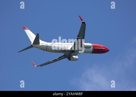 CATANE, ITALIE - 8 AOÛT 2024 : la compagnie aérienne norvégienne Boeing 737-800 décolle de l'aéroport international de Catane en Sicile, Italie. Banque D'Images