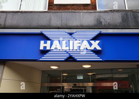 SUTTON, Royaume-Uni - 8 JUILLET 2024 : succursale de Halifax Bank à Londres Borough of Sutton dans le sud de Londres, Royaume-Uni. Elle fait partie de Lloyds Banking Group. Banque D'Images