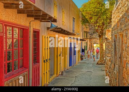 Ancienne rue commerçante de l'île grecque de Spinalonga, une ancienne île coloniale de lépreux près d'Agios Nikolaos en Crète, Grèce. Banque D'Images