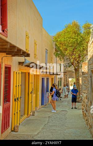 Ancienne rue commerçante sur l'île grecque de Spinalonga, une ancienne colonie de lépreux près d'Agios Nikolaos en Crète, Grèce. Banque D'Images