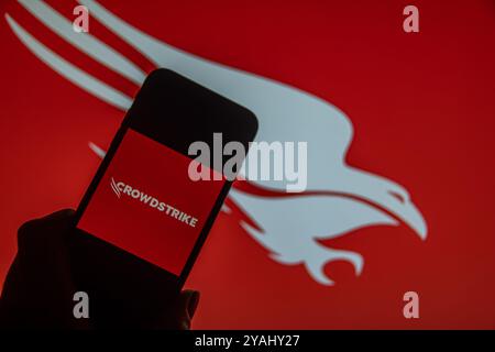 Rheinbach, Allemagne 13 octobre 2024, le logo de la marque de la société américaine 'CrowdStrike' sur l'écran d'un smartphone (focus sur le logo de la marque) Banque D'Images