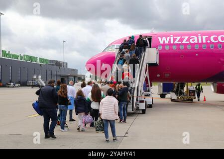 KATOWICE, POLOGNE - 24 SEPTEMBRE 2021 : les passagers montent à bord d'un Airbus A320 de la compagnie aérienne low cost Wizz Air par escalier à l'aéroport de Katowice en Pologne. Banque D'Images