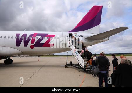 KATOWICE, POLOGNE - 24 SEPTEMBRE 2021 : les passagers montent à bord d'un Airbus A320 de la compagnie aérienne low cost Wizz Air par escalier à l'aéroport de Katowice en Pologne. Banque D'Images