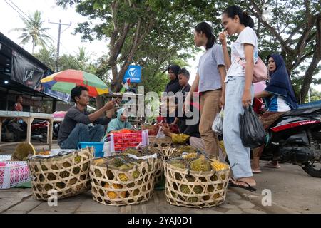 15.11.2023, Indonésie, Lombok, Kuta - homme vendant des fruits de durian à un marché hebdomadaire. 00S231115D337CAROEX.JPG [AUTORISATION DU MODÈLE : NON, AUTORISATION DU PROPRIÉTAIRE : NON (C Banque D'Images