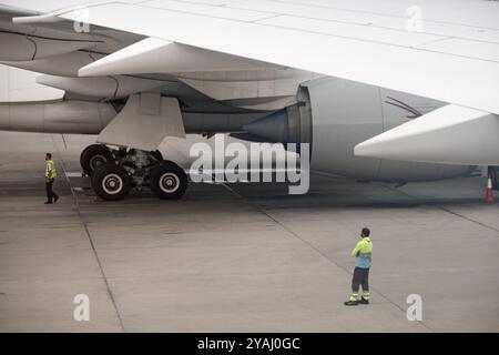 20.11.2023, Quatar, , Doha - train d'atterrissage d'un Boeing 787 Dreamliner. 00S231120D461CAROEX.JPG [AUTORISATION DU MODÈLE : NON, AUTORISATION DU PROPRIÉTAIRE : NON (c) images caro Banque D'Images